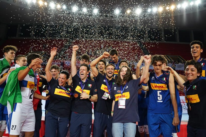 Celebrazione in campo con la nazionale italiana